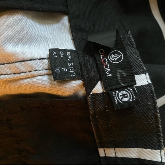 NWT Volcom Black and White Striped Mini Skirt S - Picture 5 of 5